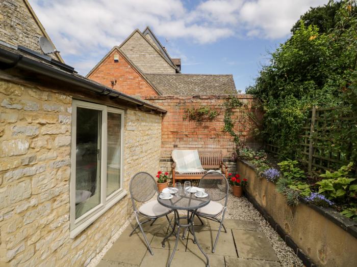 Old Bothy in Halford, Warwickshire. One-bedroom, characterful cottage ideal for couples. Adult-only.