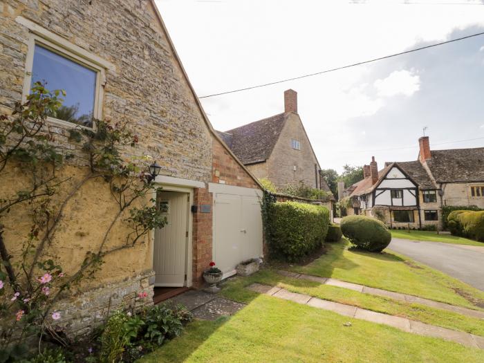 Old Bothy in Halford, Warwickshire. One-bedroom, characterful cottage ideal for couples. Adult-only.