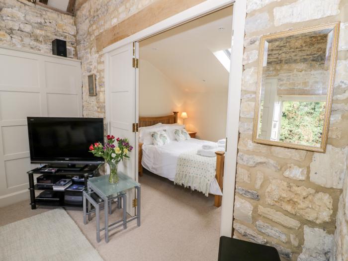 Old Bothy in Halford, Warwickshire. One-bedroom, characterful cottage ideal for couples. Adult-only.