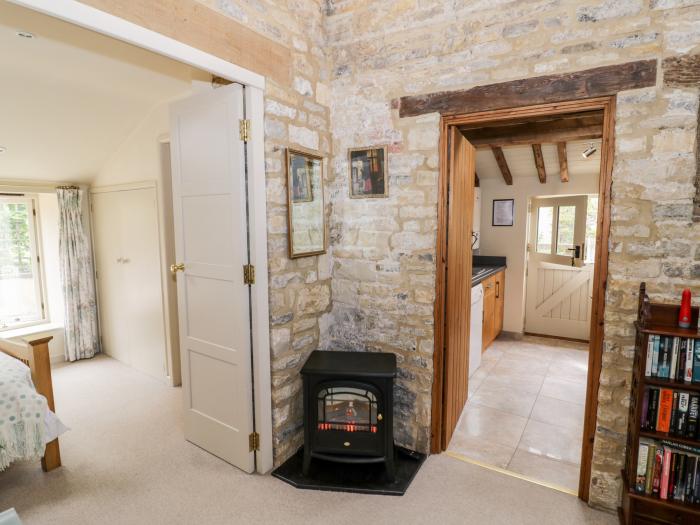Old Bothy in Halford, Warwickshire. One-bedroom, characterful cottage ideal for couples. Adult-only.