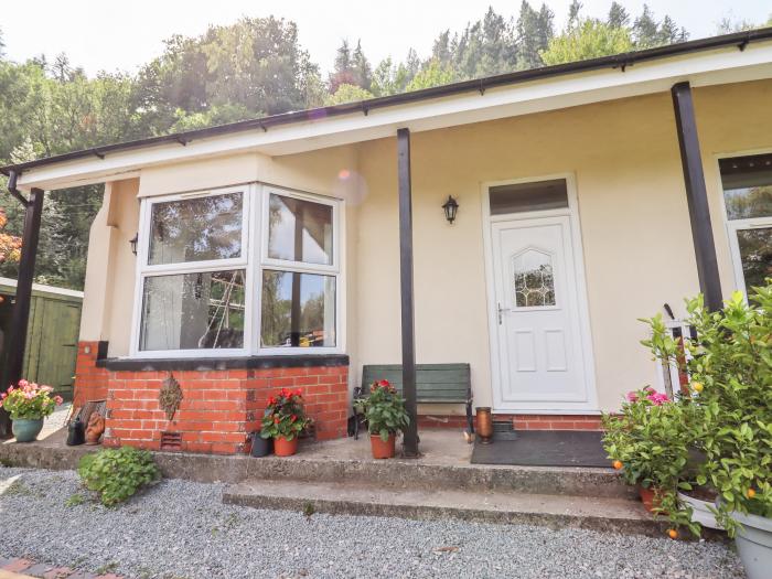 Trem Y Don rests in Dolgarrog, in Conwy. One-bedroom annexe, ideal for couples. Rural. Pet-friendly.