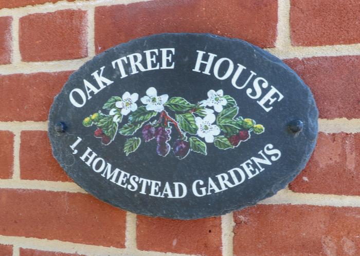 Oak Tree House, 1 Homestead Gardens, Filby, Norfolk. Smart TVs. Games room. Close to a pub. Families