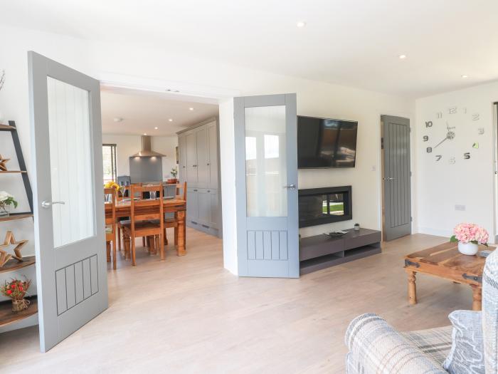 Oak Tree House, 1 Homestead Gardens, Filby, Norfolk. Smart TVs. Games room. Close to a pub. Families