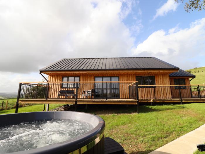 Mynydd Y Glyn Lodge, in Llanfyllin, Llanrhaeadr-ym-Mochnant, Powys. Hot tub. Electric fire. Smart TV