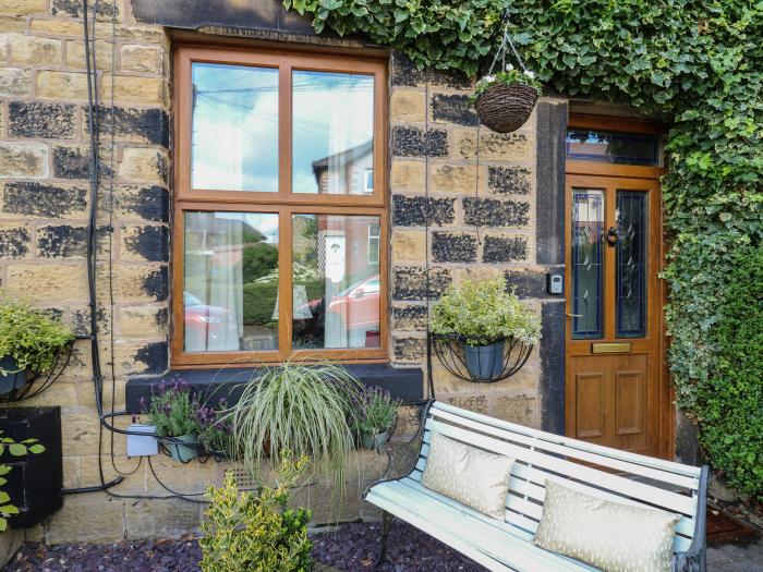 Bailey Cottage, Greenfield, Greater Manchester. Close to a shop and a pub. Smart TV. WiFi. Pets. Hob