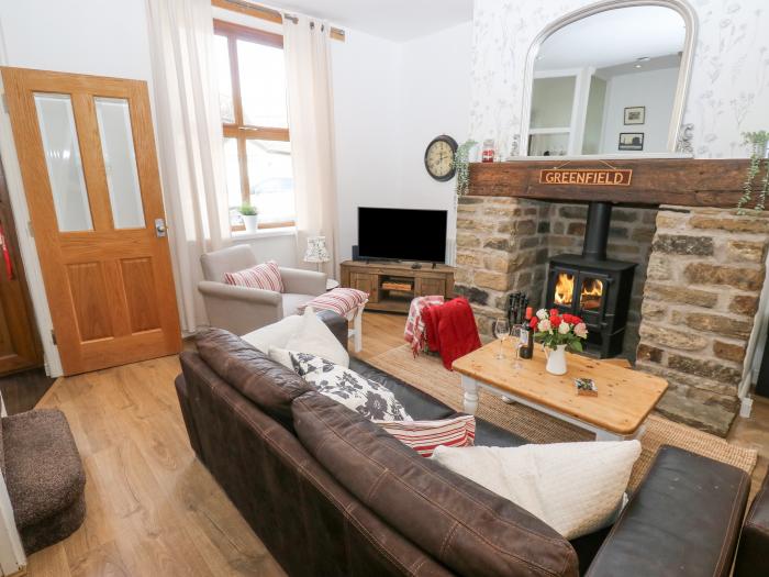 Bailey Cottage, Greenfield, Greater Manchester. Close to a shop and a pub. Smart TV. WiFi. Pets. Hob
