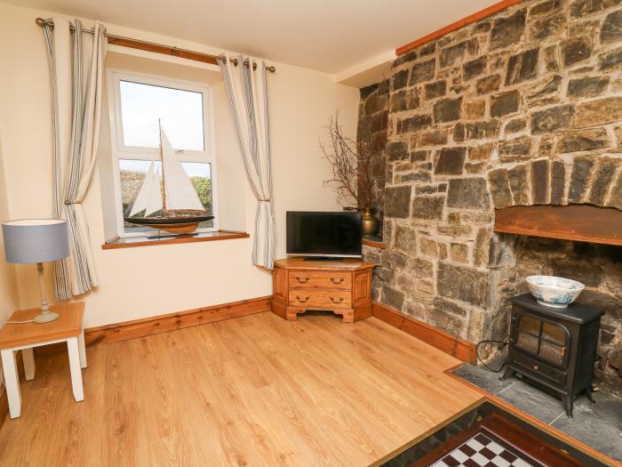 Towyn Hall, New Quay, Sir Ceredigion. Detached. Woodburning stove. Enclosed patio with garden. WiFi.