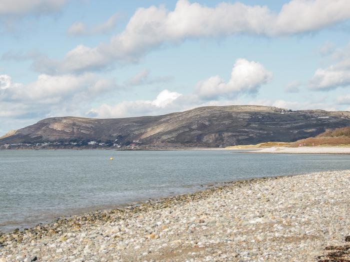 Flat 1, Mona House, Deganwy, Conwy. Courtyard with furniture. Near a beach and amenities. Dishwasher