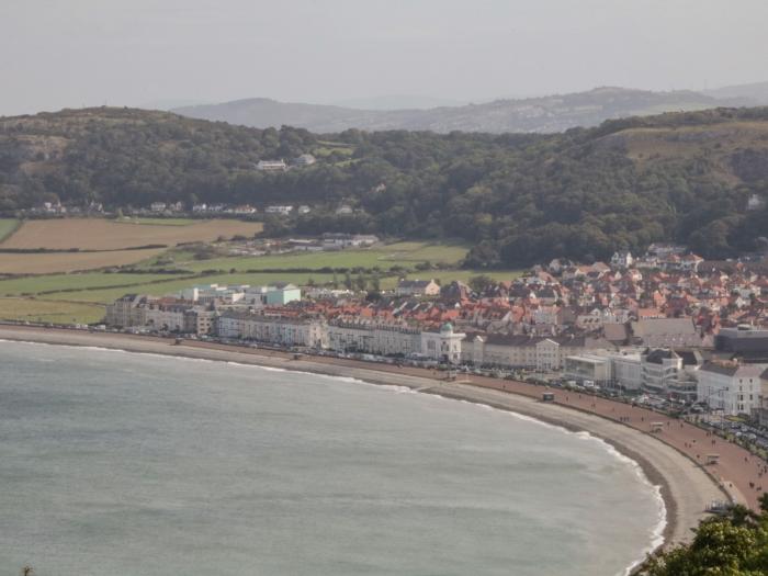 Flat 1, Mona House, Deganwy, Conwy. Courtyard with furniture. Near a beach and amenities. Dishwasher