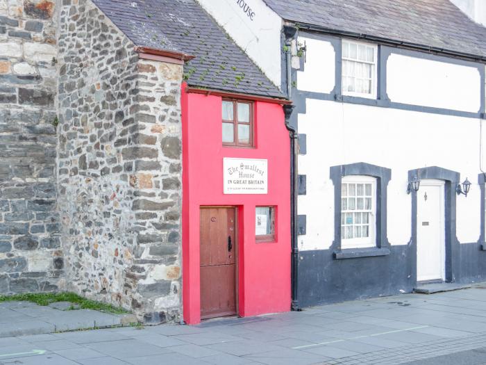 Flat 1, Mona House, Deganwy, Conwy. Courtyard with furniture. Near a beach and amenities. Dishwasher