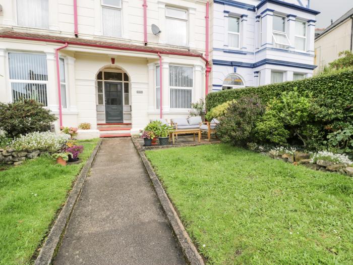 Flat 1, Mona House, Deganwy, Conwy. Courtyard with furniture. Near a beach and amenities. Dishwasher