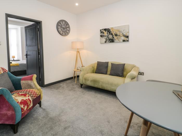 Flat 1, Mona House, Deganwy, Conwy. Courtyard with furniture. Near a beach and amenities. Dishwasher