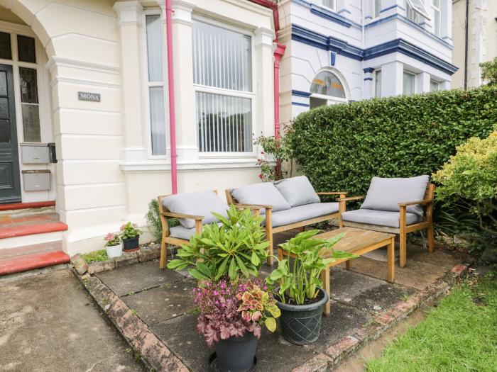 Flat 1, Mona House, Deganwy, Conwy. Courtyard with furniture. Near a beach and amenities. Dishwasher