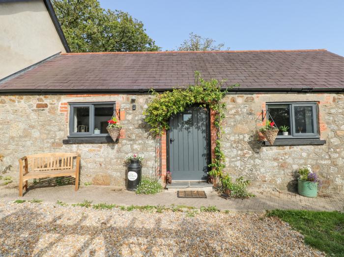 Honeysuckle Cottage in Llanddewi Velfrey nr Narberth, Pembrokeshire. Off-road parking. Dog-friendly.