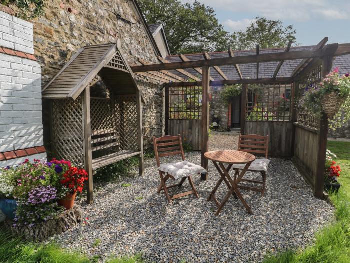 Honeysuckle Cottage in Llanddewi Velfrey nr Narberth, Pembrokeshire. Off-road parking. Dog-friendly.