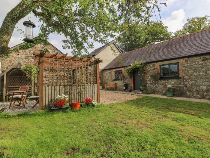 Honeysuckle Cottage in Llanddewi Velfrey nr Narberth, Pembrokeshire. Off-road parking. Dog-friendly.