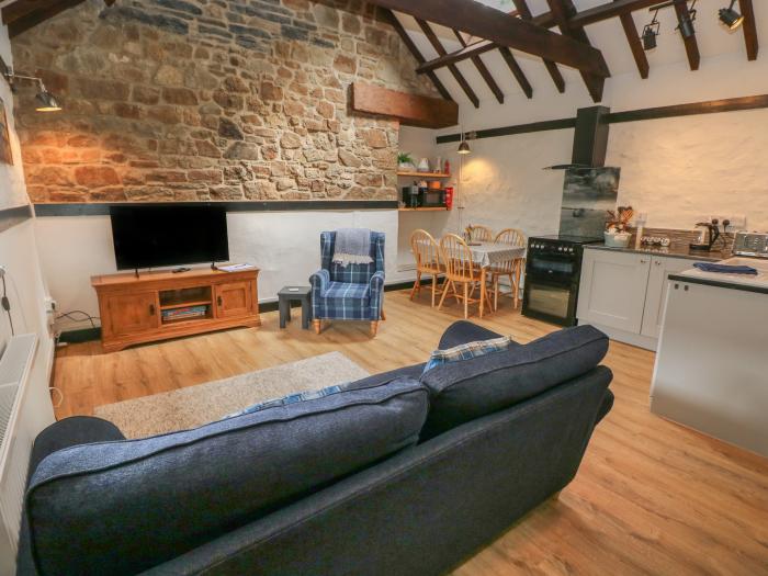 Honeysuckle Cottage in Llanddewi Velfrey nr Narberth, Pembrokeshire. Off-road parking. Dog-friendly.