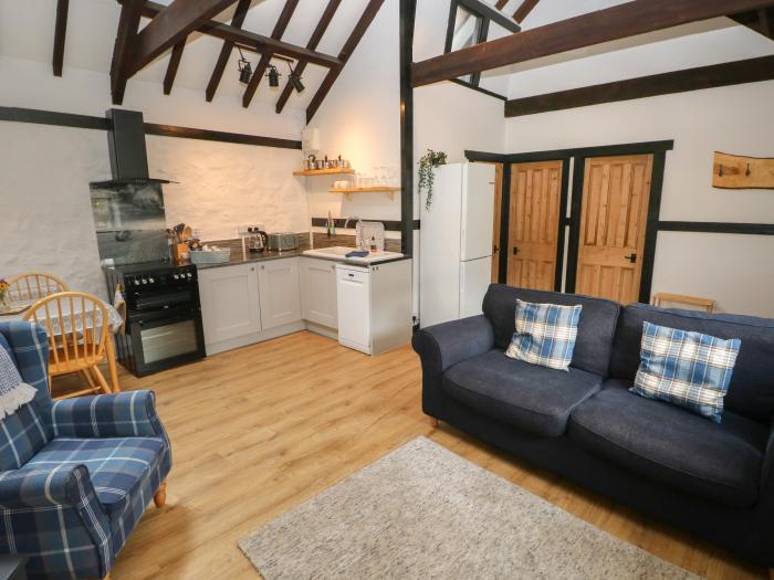 Honeysuckle Cottage in Llanddewi Velfrey nr Narberth, Pembrokeshire. Off-road parking. Dog-friendly.