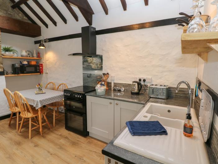 Honeysuckle Cottage in Llanddewi Velfrey nr Narberth, Pembrokeshire. Off-road parking. Dog-friendly.