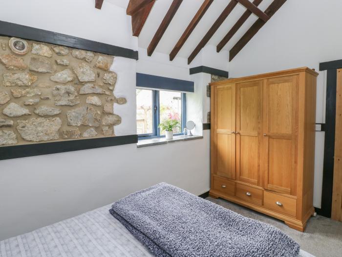 Honeysuckle Cottage in Llanddewi Velfrey nr Narberth, Pembrokeshire. Off-road parking. Dog-friendly.