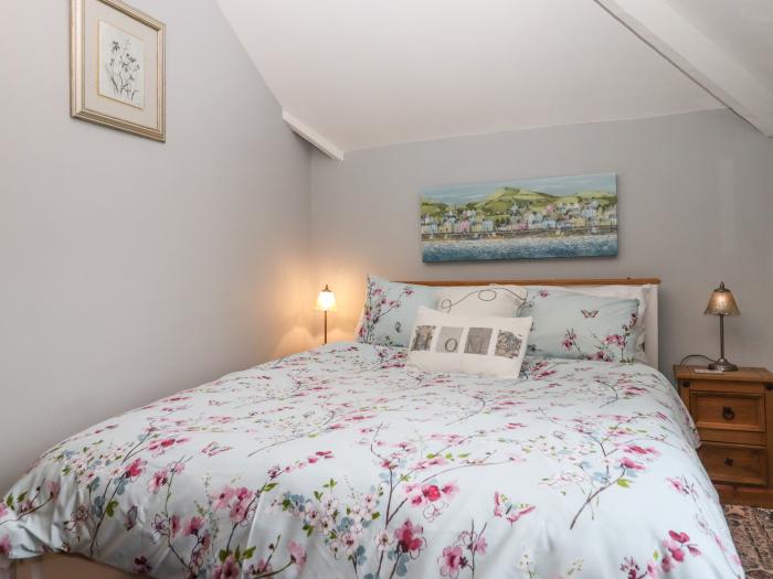 Bluebell Cottage, is in Tavistock, Devon. Two-bedroom home set near amenities. Pet-friendly. Garden.