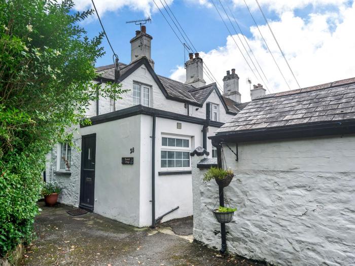 Bluebell Cottage, is in Tavistock, Devon. Two-bedroom home set near amenities. Pet-friendly. Garden.