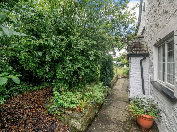 Bluebell Cottage, is in Tavistock, Devon. Two-bedroom home set near amenities. Pet-friendly. Garden.