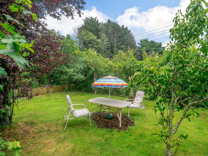 Bluebell Cottage, is in Tavistock, Devon. Two-bedroom home set near amenities. Pet-friendly. Garden.