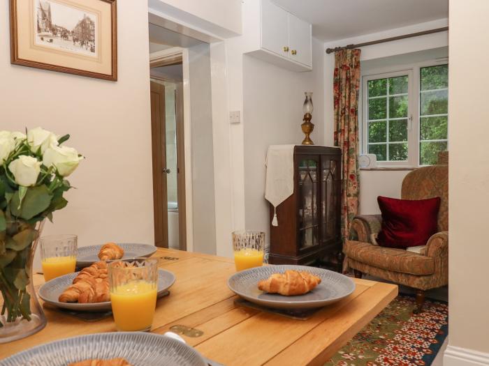 Bluebell Cottage, is in Tavistock, Devon. Two-bedroom home set near amenities. Pet-friendly. Garden.