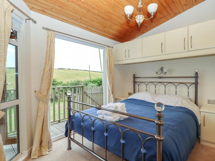 Tamar View Lodge, Millbrook, Cornwall. Smart TV. Ground-floor living. Off-road parking. River views.