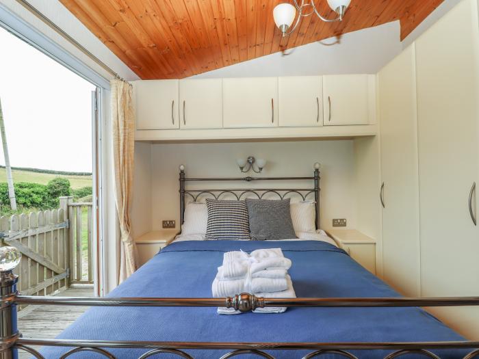 Tamar View Lodge, Millbrook, Cornwall. Smart TV. Ground-floor living. Off-road parking. River views.