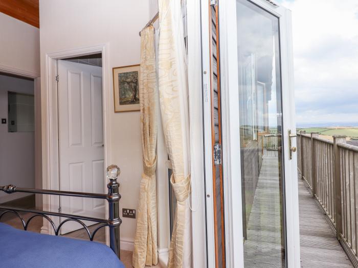 Tamar View Lodge, Millbrook, Cornwall. Smart TV. Ground-floor living. Off-road parking. River views.