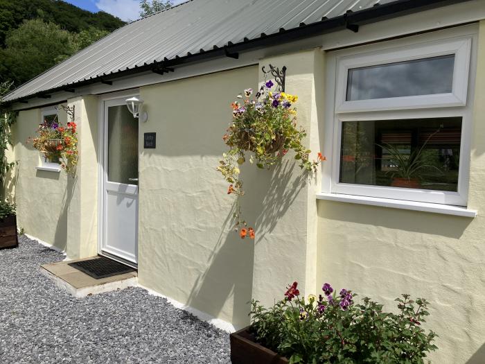 Lletty Bach in Login nr Whitland, Carmarthenshire. Enclosed garden. Countryside views. Pet-friendly.