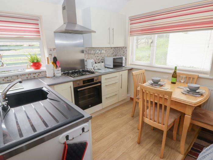 Lletty Bach in Login nr Whitland, Carmarthenshire. Enclosed garden. Countryside views. Pet-friendly.