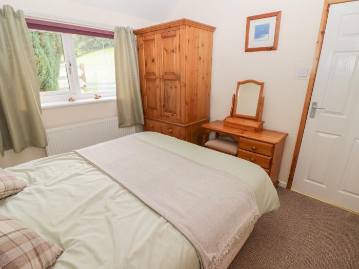 Lletty Bach in Login nr Whitland, Carmarthenshire. Enclosed garden. Countryside views. Pet-friendly.