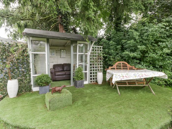 The Old Bakehouse, Pembridge near Eardisland, Herefordshire. TV. WiFi. Pet-friendly. Close to a pub.