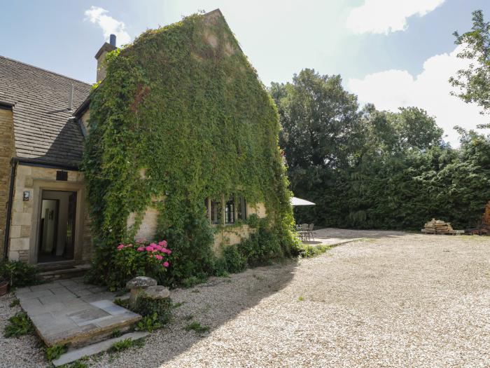 Paddock Barn nr Castle Combe, Wiltshire. Pet-friendly. Garden patio. Four bedroom. Woodburning stove