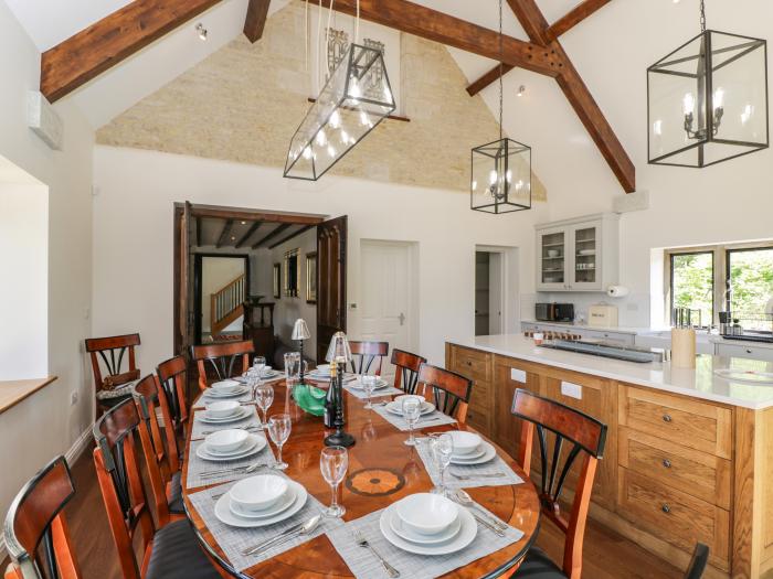 Paddock Barn nr Castle Combe, Wiltshire. Pet-friendly. Garden patio. Four bedroom. Woodburning stove