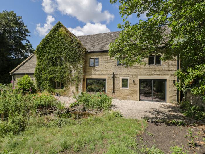 Paddock Barn nr Castle Combe, Wiltshire. Pet-friendly. Garden patio. Four bedroom. Woodburning stove