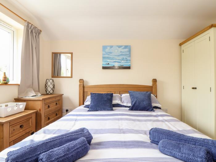 Tinners Haven, Lanner, Cornwall. Off-road parking. Close to amenities and a beach. Smart TV. No pets