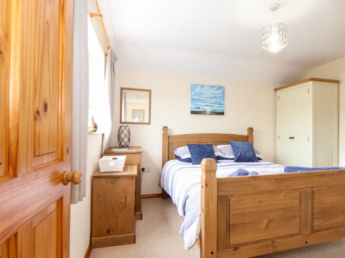 Tinners Haven, Lanner, Cornwall. Off-road parking. Close to amenities and a beach. Smart TV. No pets