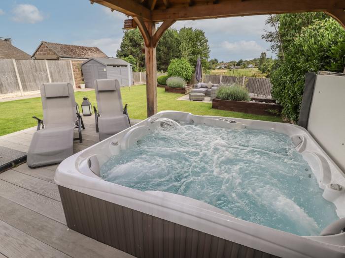 20 Glasfryn Avenue, Prestatyn, Denbighshire, North Wales. Hot tub. Garden. Close to a shop and a pub