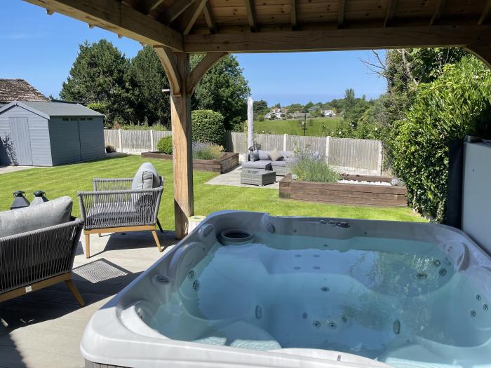 20 Glasfryn Avenue, Prestatyn, Denbighshire, North Wales. Hot tub. Garden. Close to a shop and a pub