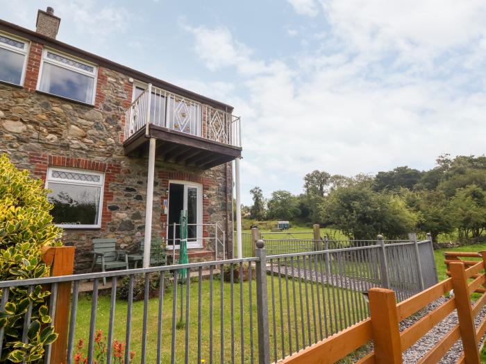 Coed Y Glyn Bach, Groeslon near Penygroes, Gwynedd. Off-road parking. Enclosed garden. Pet-friendly.