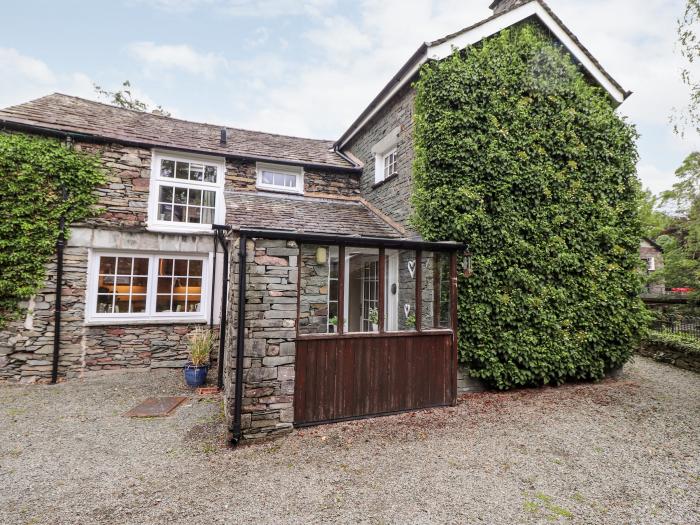 Holly Cottage, Grasmere, Cumbria. In National Park. Close to pub. Private parking. Woodburning stove