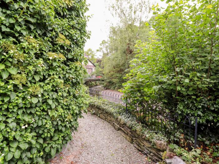 Holly Cottage, Grasmere, Cumbria. In National Park. Close to pub. Private parking. Woodburning stove