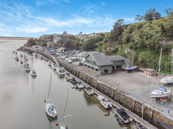 The Boathouse, Porthmadog Caernarfonshire. Off-road parking. Near Eryri National Park. Close to shop