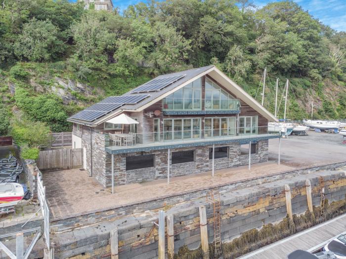 The Boathouse, Porthmadog Caernarfonshire. Off-road parking. Near Eryri National Park. Close to shop