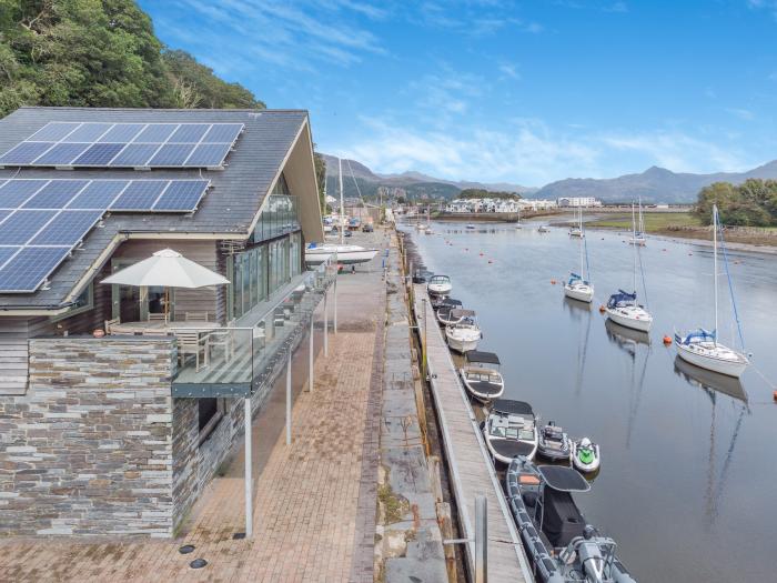 The Boathouse, Porthmadog Caernarfonshire. Off-road parking. Near Eryri National Park. Close to shop