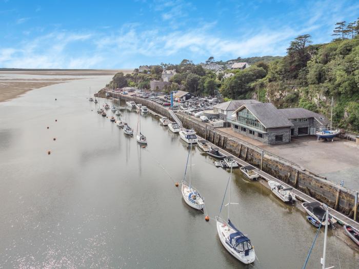 The Boathouse, Porthmadog Caernarfonshire. Off-road parking. Near Eryri National Park. Close to shop